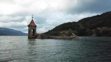 Bizans döneminden kalma eski Hıristiyan Ortodoks kilisesi bir gölün ortasında batmış ve yok olmuş. Güzel drone hava görüntüsü.