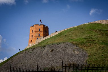 Vilnius, Litvanya - 26 Eylül 2022: tepedeki Gediminas Kulesi. Ortaçağ Üst Kalesi 'nin kalan kısmı..