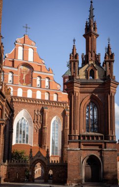 Vilnius, Litvanya - 26 Eylül 2022: St. Francis ve St. Bernard tuğlalı gotik kilise Vilnius 'un Eski Kasabası. 