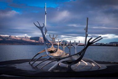 Reykjavik, İzlanda - 10 Kasım 2022: The Sun Voyager, Jon Gunnar Arnarson tarafından Reykjavik limanında yapılan bir Viking uzun gemisinin çelik heykeli. Güneşli gün, mavi gökyüzü.
