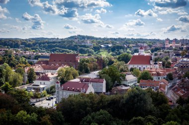 Vilnius, Litvanya - 26 Eylül 2022: Ortaçağ St. Johnes Kilisesi 'nin Gediminas Kulesi' nin duvarlarından bakıldığı bir şehir manzarası.