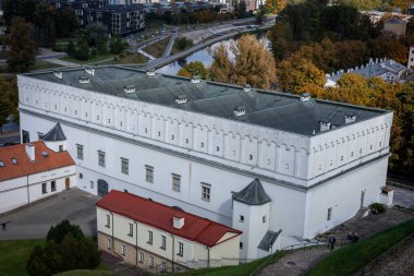 Vilnius, Litvanya - 26 Eylül 2022: Litvanya Büyük Dükleri Sarayı (Aşağı Kale) ve Gediminas Kulesi 'nin duvarlarından görünen bir şehir panoraması.