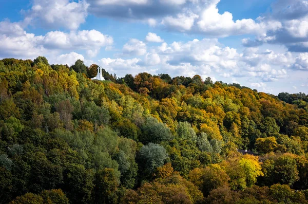 リトアニアのヴィリニュス 2022年9月26日 ゲディミナス塔から見える3つの十字架記念碑の丘への眺め 紅葉の多い紅葉 — ストック写真