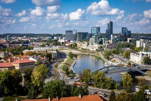 Vilnius, Litvanya - 26 Eylül 2022: Vilia Nehri üzerinde Kral Mindaugas (Karalius Mindaugo) köprüsü bulunan bir şehir manzarası, Gediminas Kulesi 'nin duvarlarından görülüyor.
