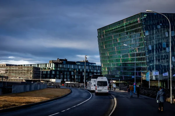 Reykjavik, İzlanda - 10 Kasım 2022: Harpa Konser Salonu ve lüks bir otel versiyonu. Reykjavik şehir merkezinde modern mimari. 