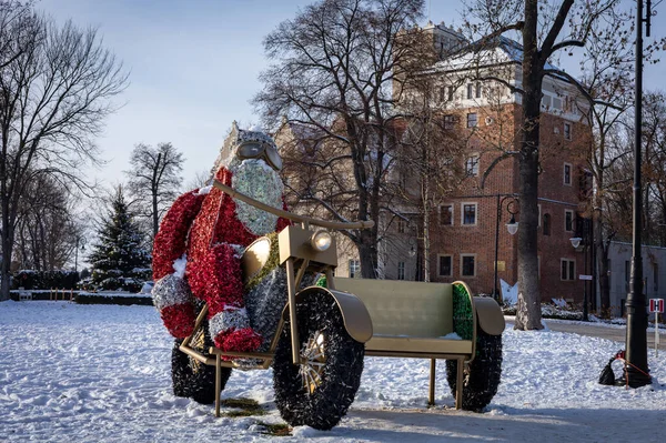 Topacz Şatosu, Polonya - 20 Aralık 2022: LED Noel Baba 'nın eski model motosikletle motosiklet sürüşü. 