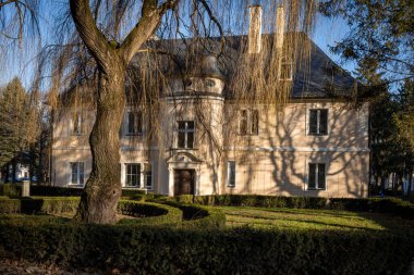 Krzyzowice, Polonya - 9 Şubat 2023: 19. yüzyıl ek binası, Krzyzowice 'de bir saray kompleksi. Aşağı Silezya 'da Alman tarihi mimarisi.