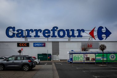 Wroclaw, Polonya - 9 Şubat 2023: Çatıda şirket logosu olan Carrefour mağaza binası.