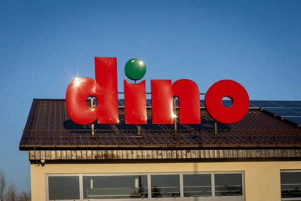Tyniec Maly, Polonya - 9 Şubat 2023: Dino gıda mağazası logoti.