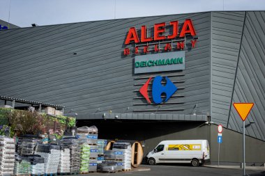 Wroclaw, Polonya - 20 Şubat 2023: Aleja Bielany alışveriş merkezi binası. 