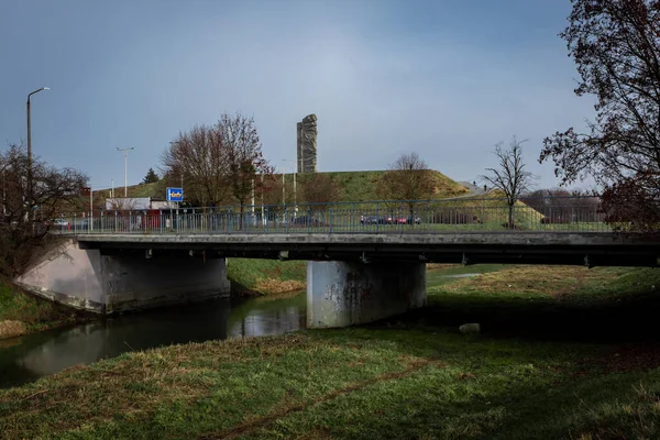 Wroclaw, Polonya - 26 Şubat 2023: Oporow Hill 'deki Polonya Ordusu Askerleri Anıtı. Sleza nehri üzerindeki köprü. 