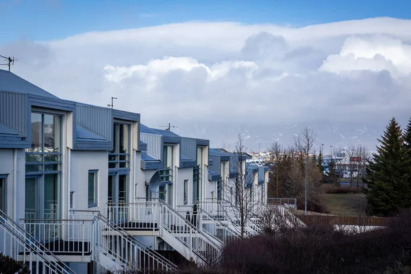 Reykjavík Island Března 2023 Řada Bílých Obytných Domů Modrými Střechami — Stock fotografie