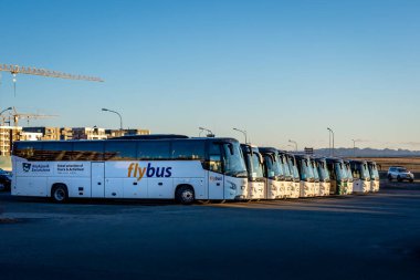 Reykjavik, İzlanda - 15 Mart 2023: BSI otobüs durağında bir sıra Flybus İzlanda otobüs şirketi. 