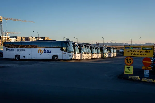 Reykjavik Islandia Marzo 2023 Una Fila Autobuses Compañía Autobuses Flybus — Foto de Stock