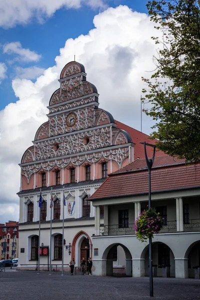 Stargard Szczecinski, Polonya - 12 Eylül 2021: Şehrin en eski binalarından biri olan ortaçağ Citi salonunun ön cephesi. 