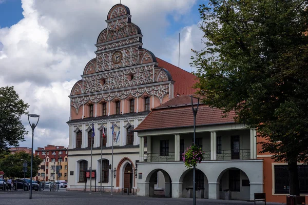 Stargard Szczecinski, Polonya - 12 Eylül 2021: Şehrin en eski binalarından biri olan ortaçağ Citi salonunun ön cephesi. 