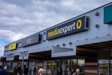 Wroclaw, Polonya - 5 Nisan 2023: Factoria Park alışveriş merkezindeki binanın Medya Uzmanı şirket logosu. 