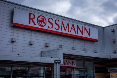 Wroclaw, Polonya - 5 Nisan 2023: Duvarda Rossmann Eczane Logotype. 