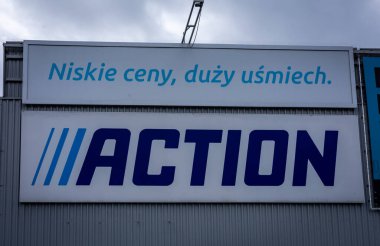 Wroclaw, Polonya - 30 Mart 2023: Duvarda Aksiyon İndirim Mağazası logosu. 