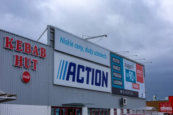 Wroclaw, Polonya - 30 Mart 2023: Duvarda Aksiyon İndirim Mağazası logosu. 