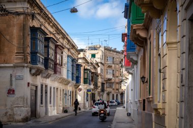 Valetta, Malta - 18 Nisan 2023: Eski Sliema 'da tarihi mimarisi olan bir sokak. Renkli geleneksel Malta balkonları. 