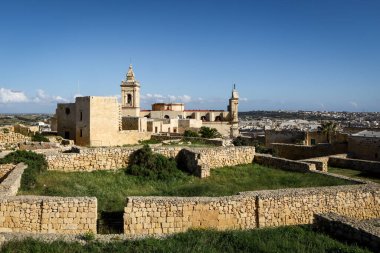 Rabat, Gozo, Malta - 18 Nisan 2023 Rabat 'taki Katedral Kilisesi ve Kale kalıntıları. 