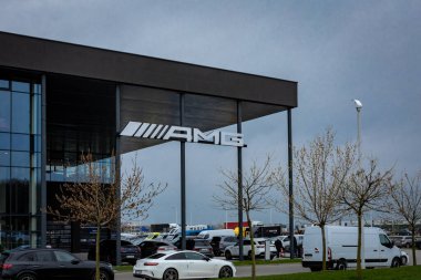 Wroclaw, Polonya - 4 Nisan 2023 Mercedes AMG şirket binası. 