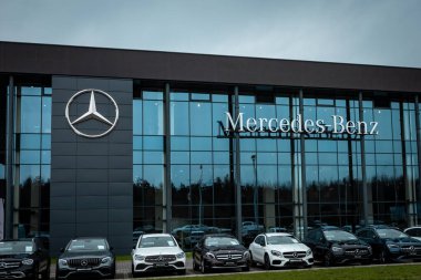 Wroclaw, Polonya - 4 Nisan 2023 Mercedes AMG şirket binası. 