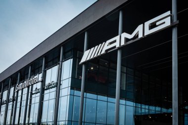 Wroclaw, Polonya - 4 Nisan 2023 Mercedes AMG şirket binası. 