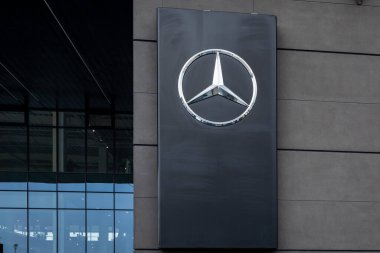 Wroclaw, Polonya - 4 Nisan 2023: Mercedes Benz logosu şirket binası üzerine. 