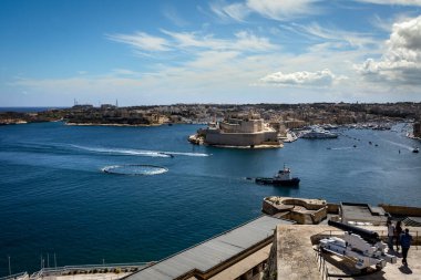 Valletta, Malta - 18 Nisan 2023: Yukarı Barakka Bahçeleri manzarası. Deniz manzarası, balıkçı teknesi limana balıkçı ağıyla giriş yapıyor.. 