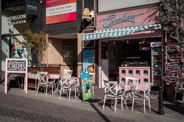 Sliema, Malta - 19 Nisan 2023: Carolinas Petit Cafe ve Çay Odası Önü. Pembe eski masalar ve sandalyeler sokakta..
