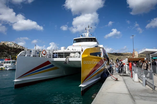 Mgarr, Gozo, Malta - 18 Nisan 2023: Gozo Express hızlı feribot katamaranı limana demir attı. 
