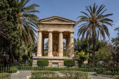 Valletta, Malta - 20 Nisan 2023: Aşağı Barakka Bahçelerinde Sör Alexander Balosu Anıtı. 