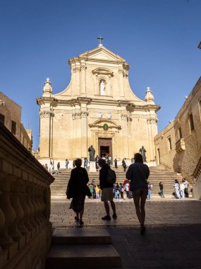 Rabat, Gozo, Malta - 18 Nisan 2023 Rabat 'taki Katedral Kilisesi ve Kale kalıntıları. 