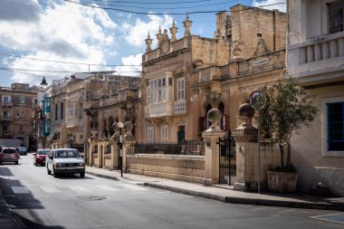 Valletta, Malta - 18 Nisan 2023: Eski Sliema 'da tarihi mimarisi olan bir sokak.