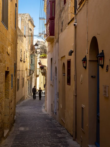 Rabat Gozo Malta Abril 2023 Casal Caminhando Uma Rua Estreita — Fotografia de Stock