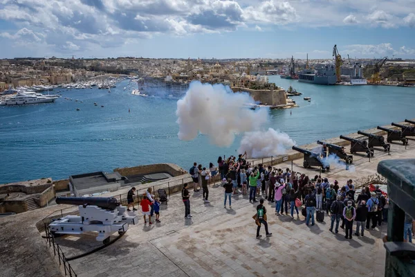 Valletta, Malta - 18 Nisan 2023: Yukarı Barakka Bahçeleri 'nde top ateşleme töreninde selamlama Bataryası.
