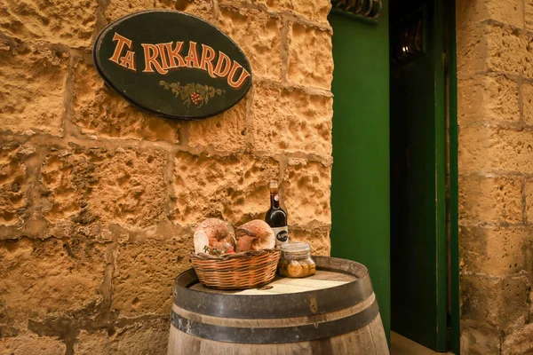 Rabat Gozo Malta Abril 2023 Garrafa Vinho Pão Artesanal Cesta — Fotografia de Stock