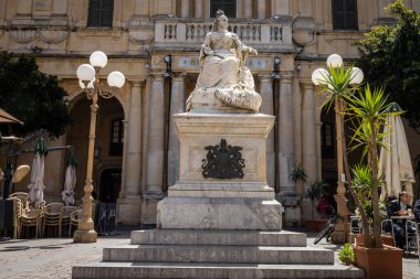 Valletta, Malta - 16 Nisan 2023: Cumhuriyet Meydanı 'ndaki Malta Ulusal Kütüphanesi önünde Kraliçe Victoria' nın heykeli. 