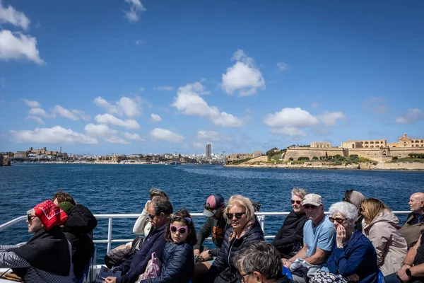 Sliema Malta Kwietnia 2023 Pasażerowie Promie Valletta Sliema — Zdjęcie stockowe