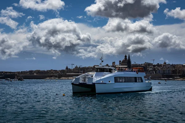 Sliema, Malta - 18 Nisan 2023: Valletta Sliema feribot gemisi. 