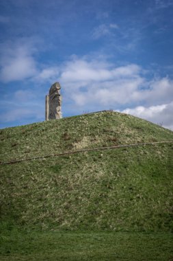 Wroclaw, Polonya - 26 Şubat 2023: Oporow Hill 'deki Polonya Ordusu Askerleri Anıtı. 