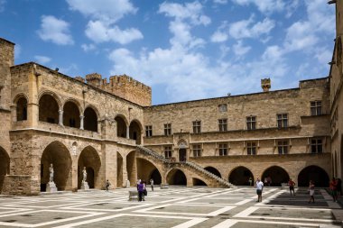 Rodos, Yunanistan - 27 Mayıs 2023: Rodos Şövalyelerinin Büyük Efendisinin Sarayı 'nın iç bahçesi. 