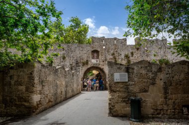 Rodos, Yunanistan - 27 Mayıs 2023: Eski kentteki Aziz Antony kapısından yürüyen insanlar. 