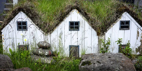 Tři Malé Bílé Elfí Domky Travnatou Střechou Typické Pro Island Stock Snímky