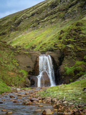 İzlanda 'da Helgufoss şelalesi. Hayır, yaz günü.. 