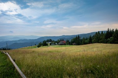 Obidza, Polonya - 30 Temmuz 2023: Polonya Beskid Sadecki 'deki Obidza köyünde dağ manzarası. Fırtınalı gökyüzü, insan yok.. 