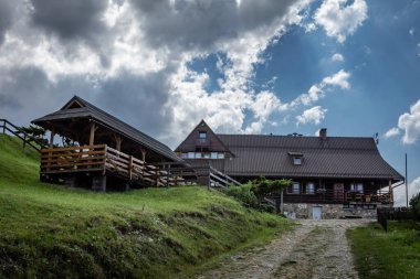 Jaworki, Polonya - 20 Temmuz 2023: Pieniny dağlarında dağ sığınağı 