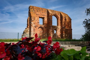 Trzesacz, Polonya - 19 Eylül 2023: Baltık deniz kıyısındaki ortaçağ kilisesi kalıntıları karayı götürürken çöktü. 